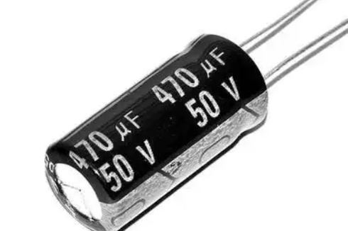 與固態電容相比，鉭電容的成本如何?